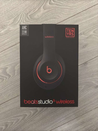 Beats Studio 3 Wireless Ten Years Edition box